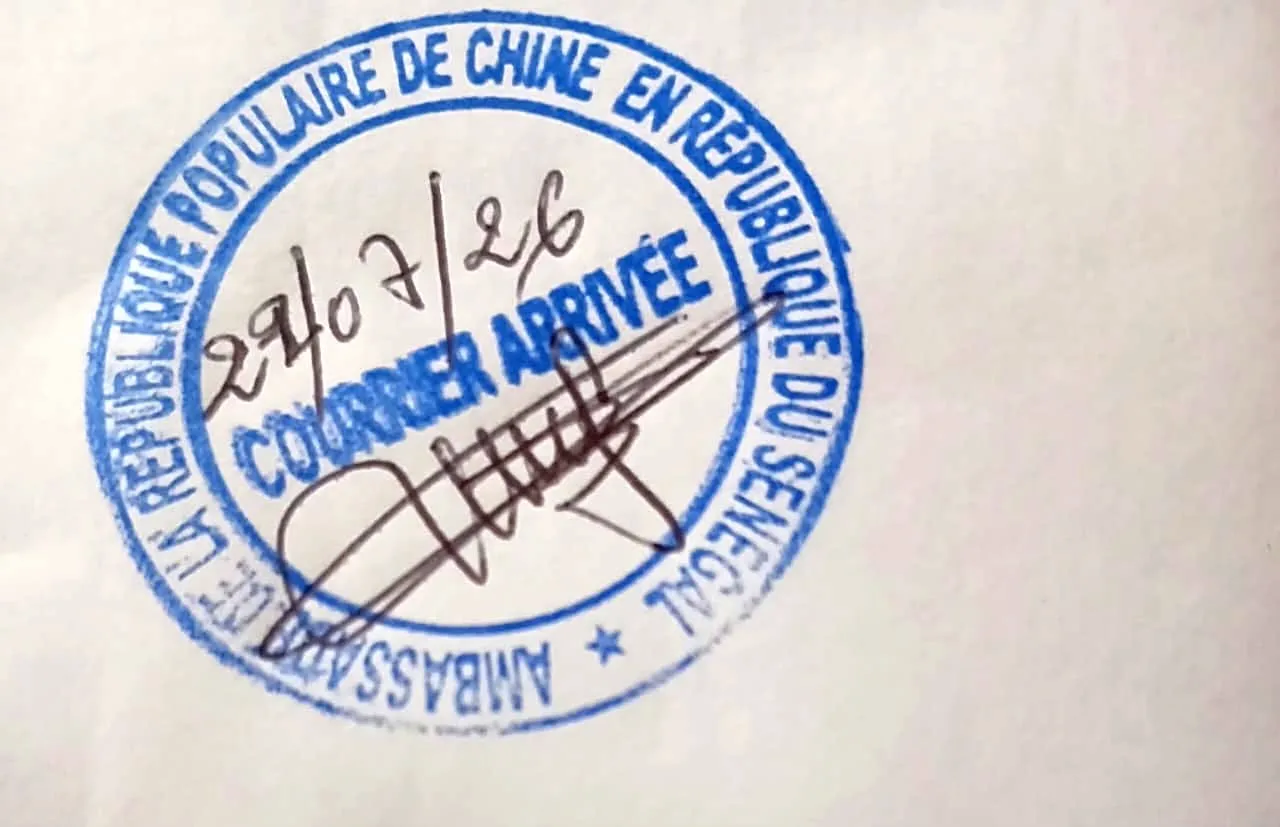 Accusé de réception de l'Ambassade de la République populaire de Chine en République du Sénégal : cachet circulaire bleu portant la mention manuscrite « courrier approuvé », daté et signé.
